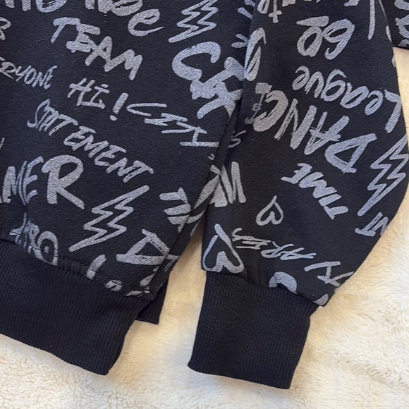 Zara girls Black Graphic graphic Sweater in black and grey size youth 6 and 9 - Picture 6 of 8